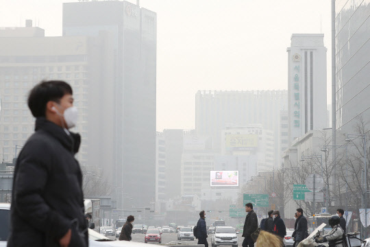 미세먼지 농도 '매우나쁨' 수준을 보인 15일 오전 서울 광화문 광장에서 바라본 하늘이 탁하다. 연합뉴스